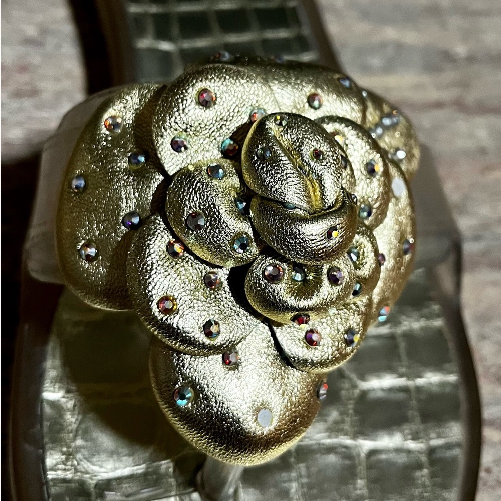 Stuart Weitzman gold and clear thong sandals with embossed blingy flower - Picture 7 of 12